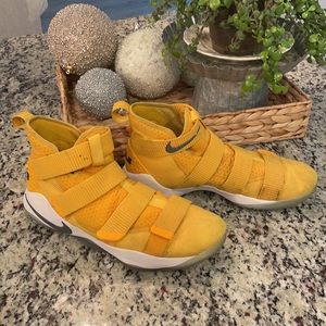 Nike yellow no lace basketball shoes